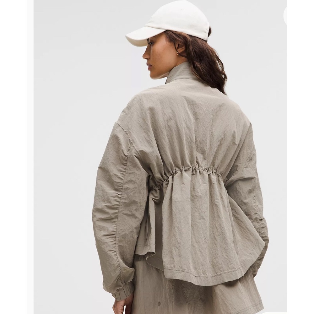 NWT Lululemon Lightweight Relaxed Fit Jacket High Neck Elastic Waist WarmAshGray - Picture 4 of 13